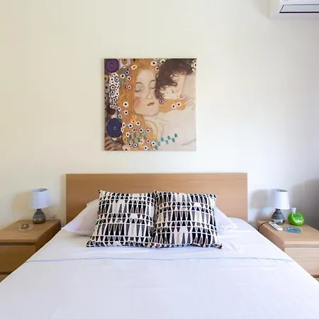 Air-conditioned With Furnished Terrace & Parking Rated 3 Stars * 卡普戴尔